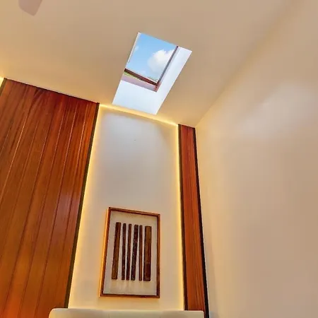 Дом отдыха Elegant Coastal Retreat With Private Terrace & Pool Access *