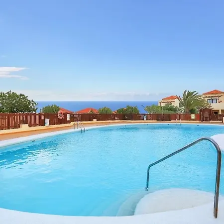 Elegant Coastal Retreat With Private Terrace & Pool Access Дом отдыха