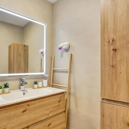 Дом отдыха Elegant Coastal Retreat With Private Terrace & Pool Access Калета-де-Фусте