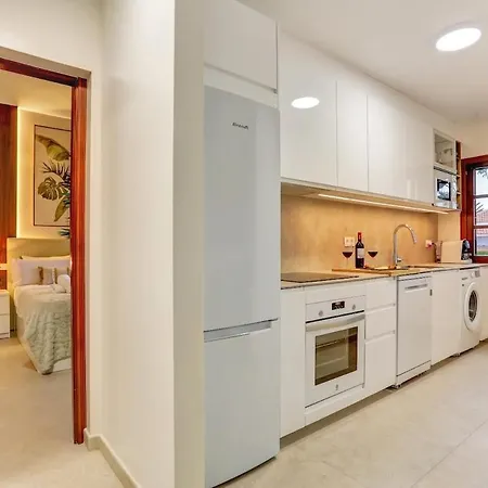 Elegant Coastal Retreat With Private Terrace & Pool Access Дом отдыха