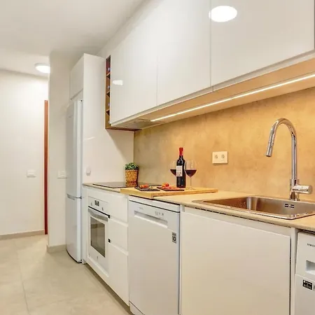 Elegant Coastal Retreat With Private Terrace & Pool Access Калета-де-Фусте