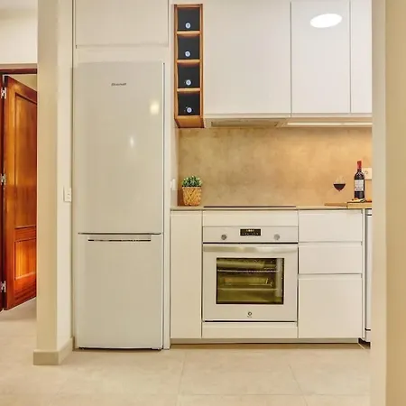Elegant Coastal Retreat With Private Terrace & Pool Access Дом отдыха