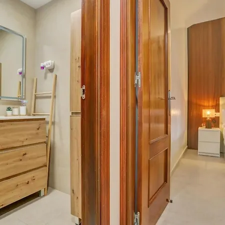 Дом отдыха Elegant Coastal Retreat With Private Terrace & Pool Access