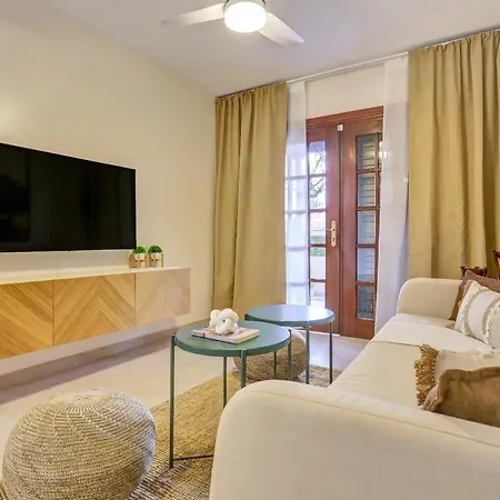 Дом отдыха Elegant Coastal Retreat With Private Terrace & Pool Access