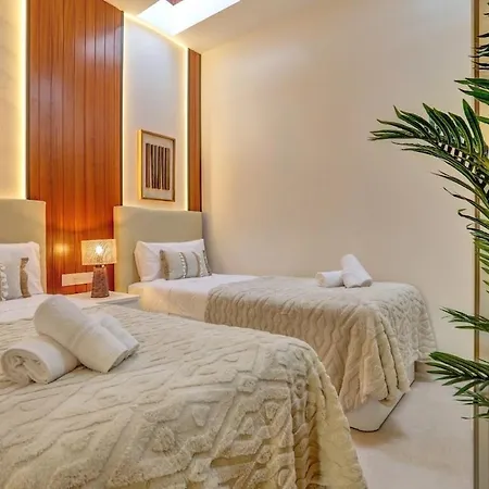 Дом отдыха Elegant Coastal Retreat With Private Terrace & Pool Access *